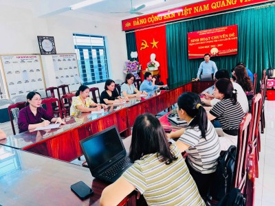 Thầy Phan Văn Sơn – Bí thư Chi bộ, Hiệu trưởng nhà trường chủ trì buổi sinh hoạt chuyên đề