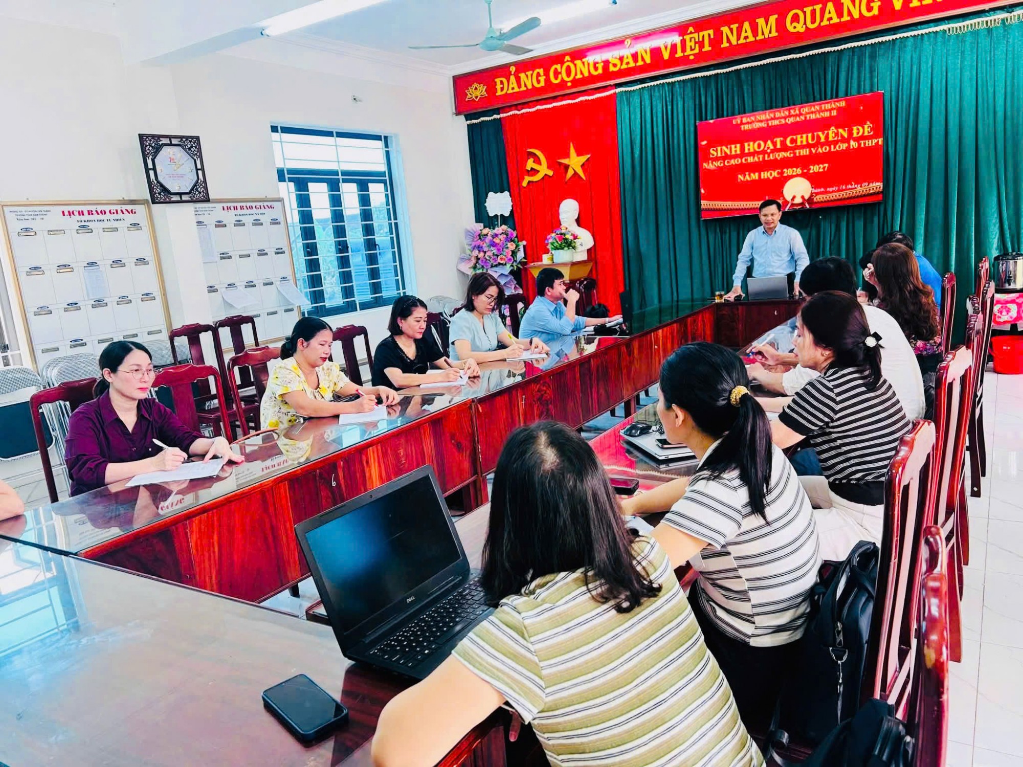 Thầy Phan Văn Sơn – Bí thư Chi bộ, Hiệu trưởng nhà trường chủ trì buổi sinh hoạt chuyên đề
